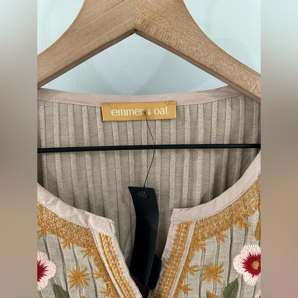 NWT Emmer + Oat Short Sleeve Embroidered Top Size Tan Large - Picture 4 of 5